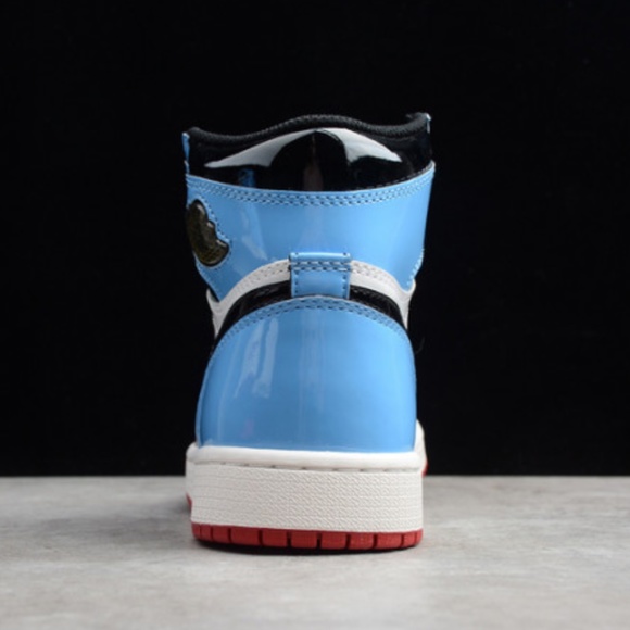 AIR JORDAN 1 RETRO HIGH FEARLESS UNC CHICAGO main image 4